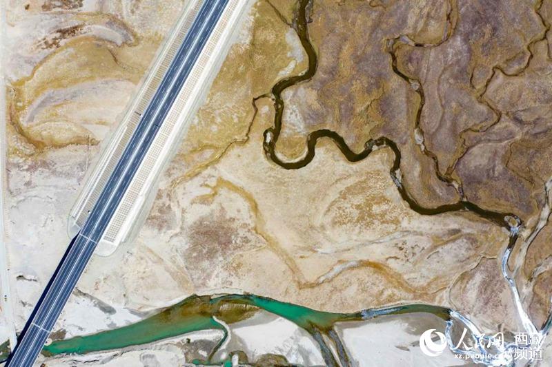 那拉高速公路。徐馭堯攝