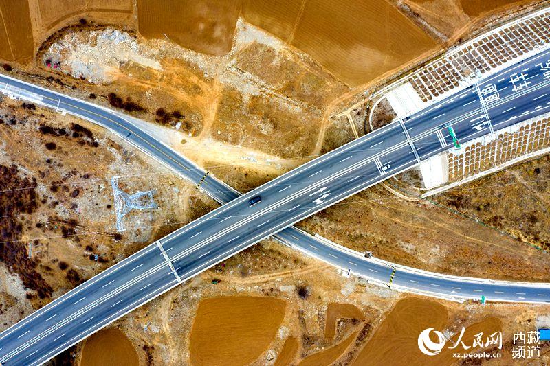 拉林高等級(jí)公路。徐馭堯攝