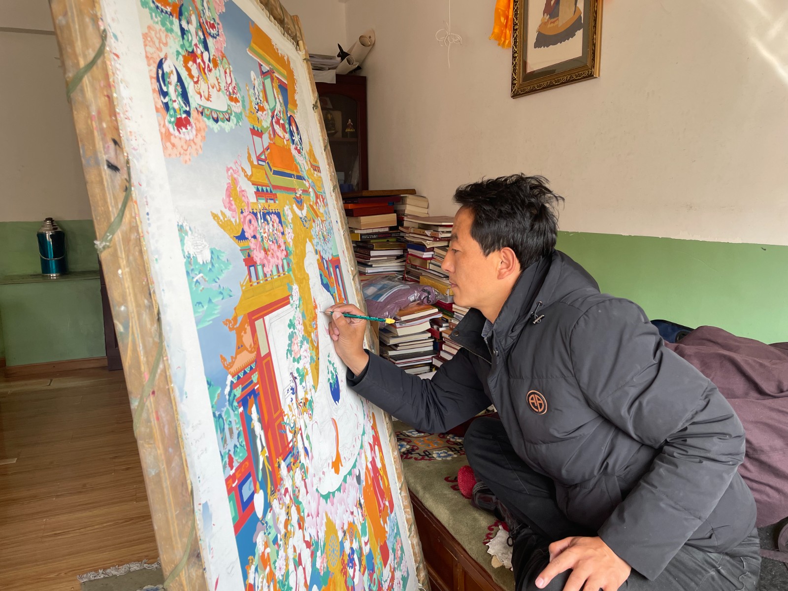 貢覺杰正在繪畫唐卡。1(1815009)-20220318090842.jpg