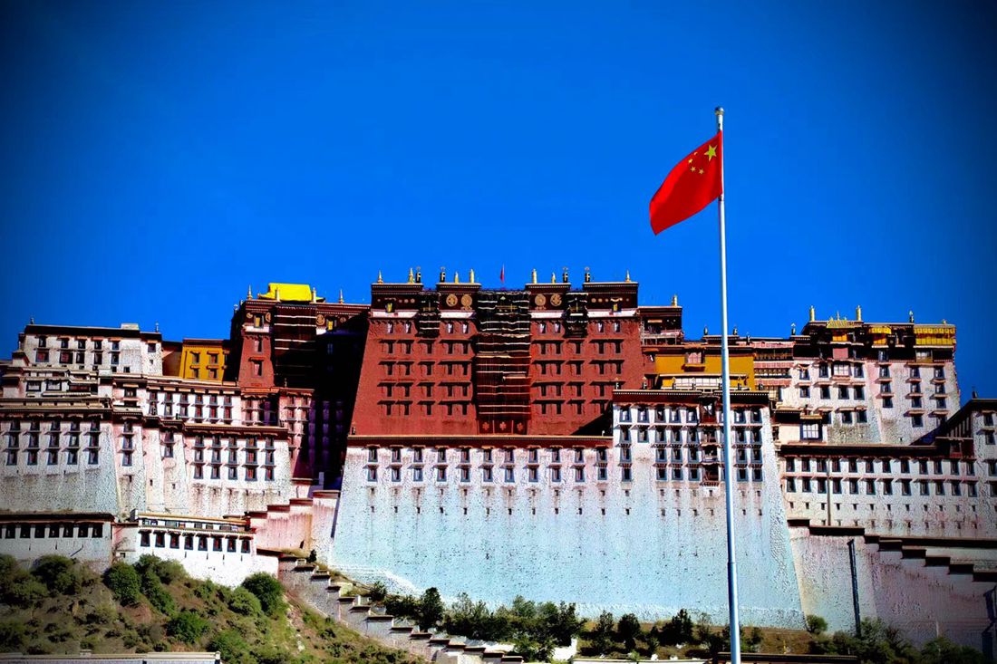 五星紅旗迎風飄揚。人民網(wǎng) 次仁羅布攝