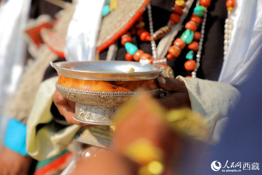 普蘭群眾展示當(dāng)?shù)靥厣?。人民網(wǎng) 李海霞攝