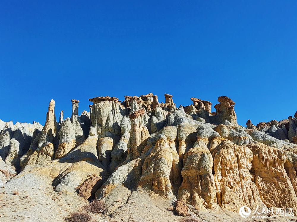 形態(tài)各異的土林。人民網(wǎng) 李海霞攝