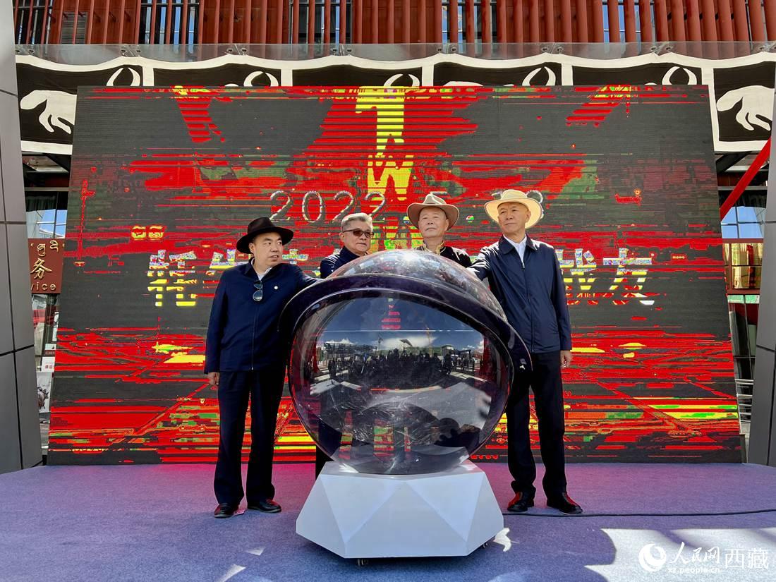 《牦牛革命》《無言的戰(zhàn)友》紅色群雕揭幕儀式。人民網 次仁羅布攝