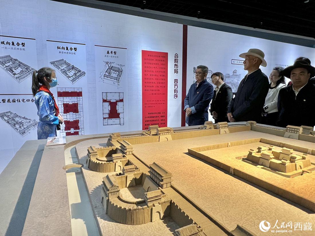 參觀人員認真聆聽講解員的解說。人民網 次仁羅布攝