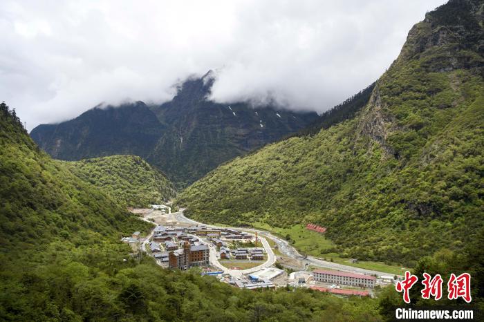 位于山間的玉麥鄉(xiāng)。