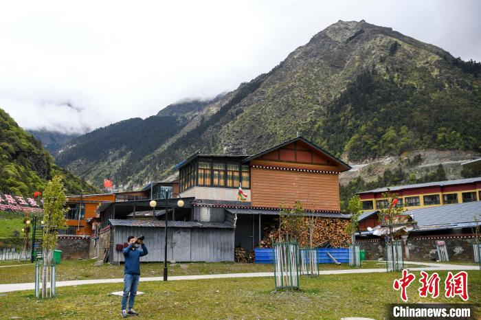 一位攝影愛好者在玉麥鄉(xiāng)拍攝?！钊A峰 攝