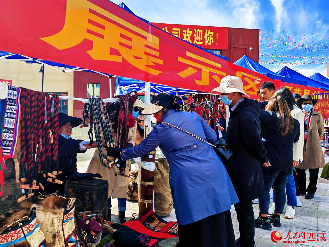 技能大賽現(xiàn)場(chǎng)引來不少客戶。人民網(wǎng) 李海霞攝