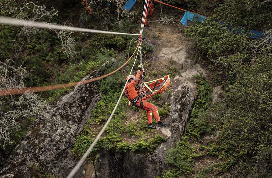 T型救援。西繞拉翁攝