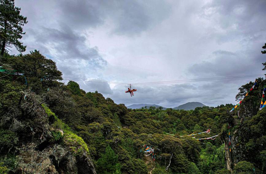 救援實戰(zhàn)訓(xùn)練中，消防員在云中漫步。西繞拉翁攝