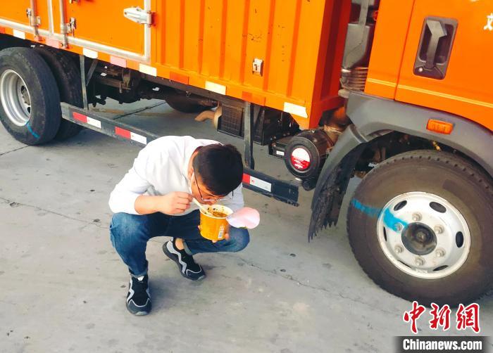 由于沿路疫情原因，閆光宇和朋友只能在服務區(qū)簡餐?！∴嵟?攝