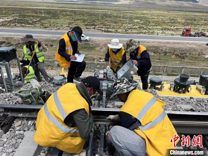圖為青藏鐵路基礎(chǔ)設(shè)施“升級換代”施工現(xiàn)場?！‖F(xiàn)場作業(yè)人員供圖
