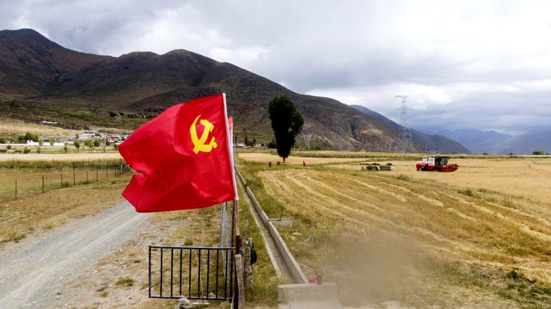 黨員先鋒隊沖在前。洛克攝