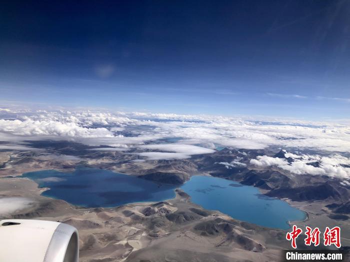 西藏阿里到拉薩航班途經(jīng)的高原湖泊?！?lt;a target='_blank' href='/'><p  align=