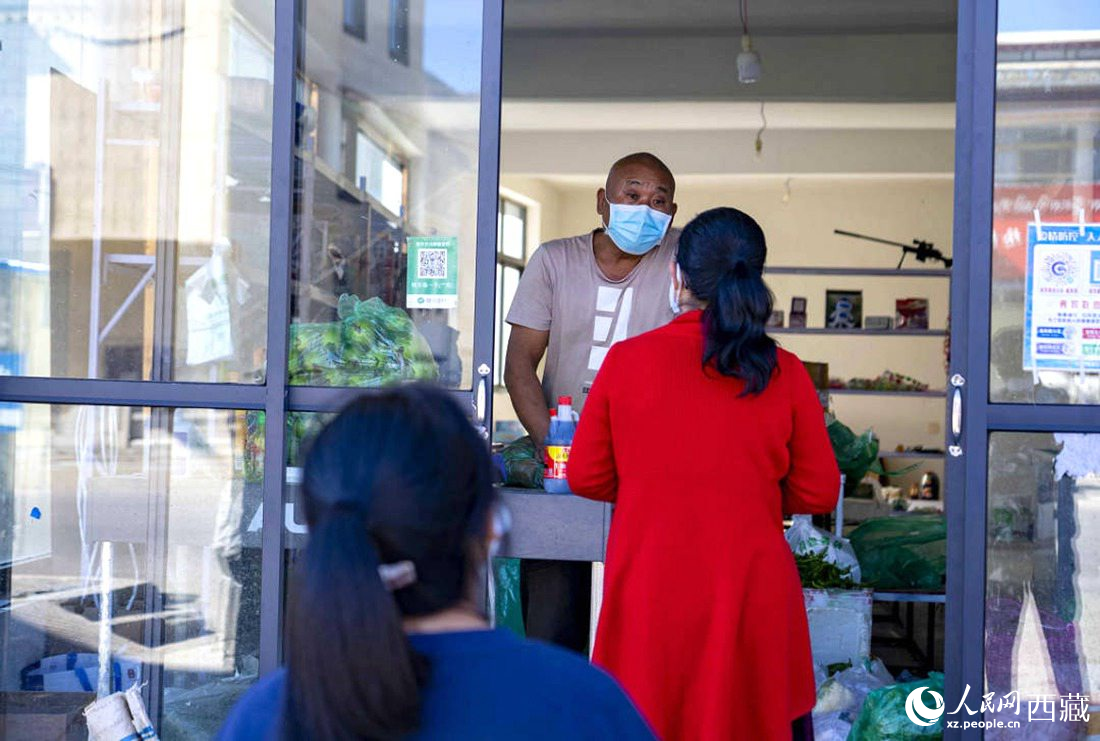 市民們有序排隊購買早餐。人民網(wǎng) 次仁羅布攝