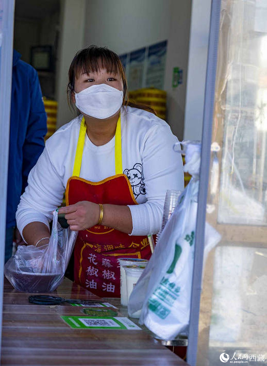 包子店老板正在為顧客打包早餐。人民網(wǎng) 次仁羅布攝