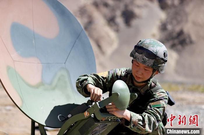 圖為官兵進行衛(wèi)星通訊架設?！?鄒寧寧 攝