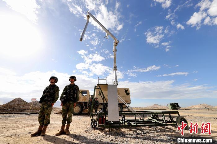 圖為野戰(zhàn)油庫開設?！?唐 堯 攝