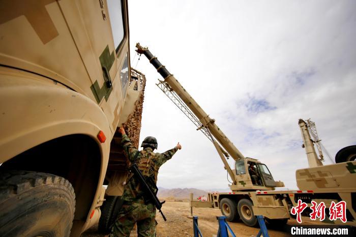 圖為野戰(zhàn)車輛搶修環(huán)節(jié)?！?祁漢智 攝