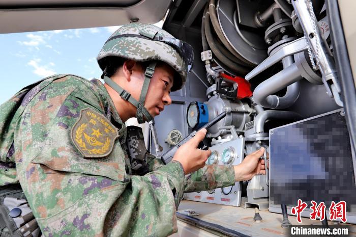 圖為群車加油科目演練現(xiàn)場?！?王先鋒 攝