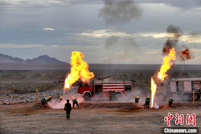 圖為野戰(zhàn)管線搶修。　 鄒寧寧 攝