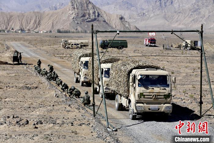 圖為野戰(zhàn)管線鋪設?！〕套颖?攝