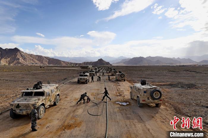 圖為群車加油科目演練現(xiàn)場。　 祁漢智 攝