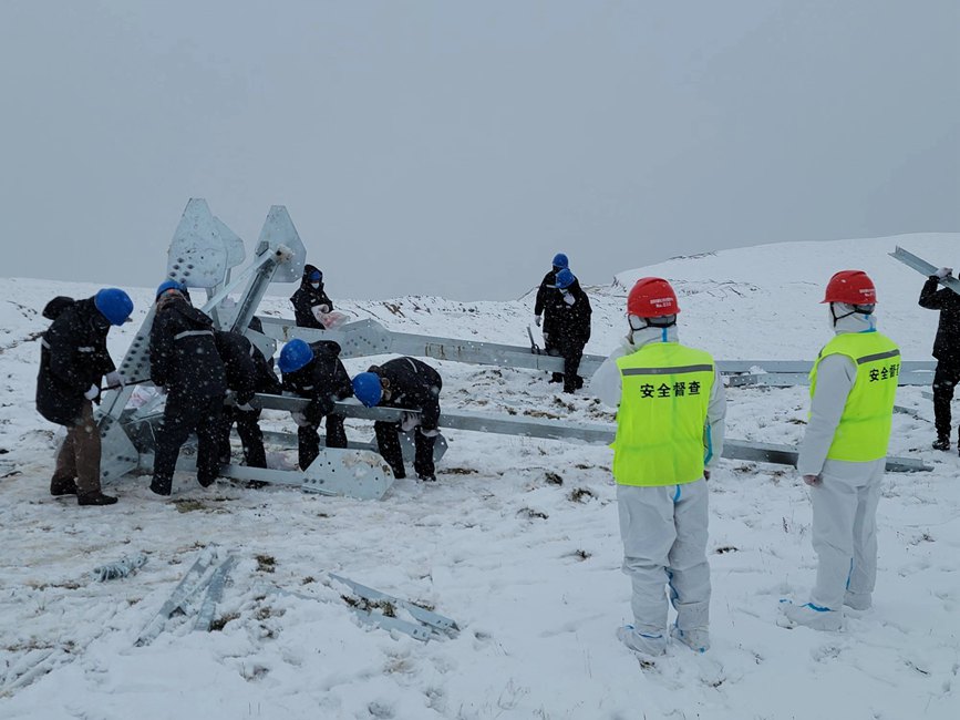 9月13日，電力施工人員正在對(duì)改造工器具進(jìn)行清點(diǎn)和組裝。秦鐘攝