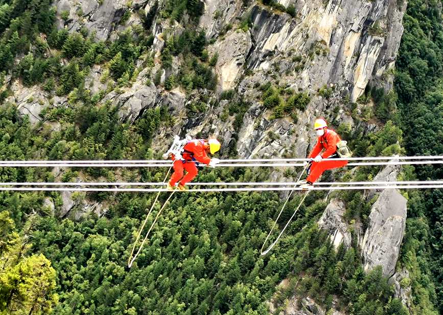 9月15日，電力檢修人員開展左波線米堆冰川段導(dǎo)線扭絞處理走線作業(yè)。旦尼攝