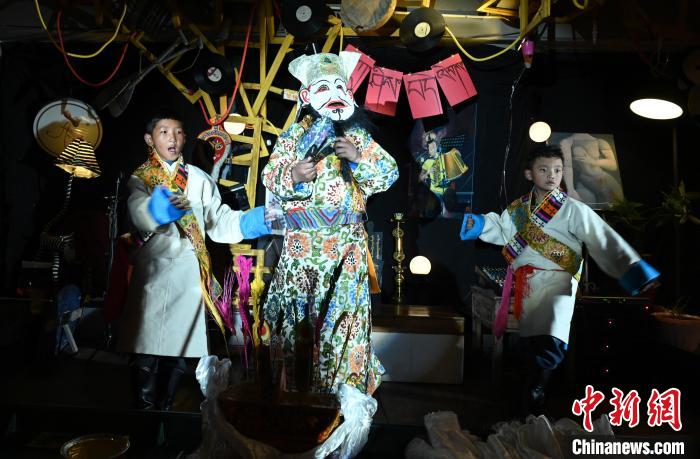 圖為由少兒表演的藏戲在公開(kāi)場(chǎng)合演出。資料圖 趙朗 攝