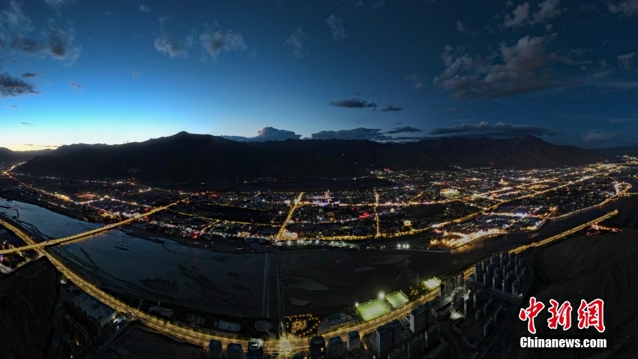 資料圖為2020年6月10日，拉薩城市入夜，燈光點亮高原古城夜色。（無人機畫面） <a target='_blank' href='/'><p  align=