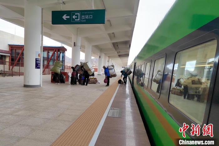 乘客乘復(fù)工專(zhuān)列抵達(dá)日喀則?！±_車(chē)務(wù)段 供圖
