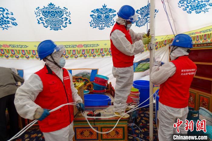 圖為西藏類烏齊縣供電部門為臨時(shí)隔離點(diǎn)50頂帳篷進(jìn)行用電接入?！÷逅傻侵?攝