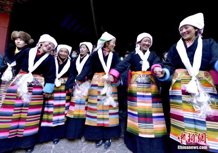 資料圖為2014年12月6日，拉薩民眾歡度“仙女節(jié)”。 <a target='_blank' href='/'><p  align=