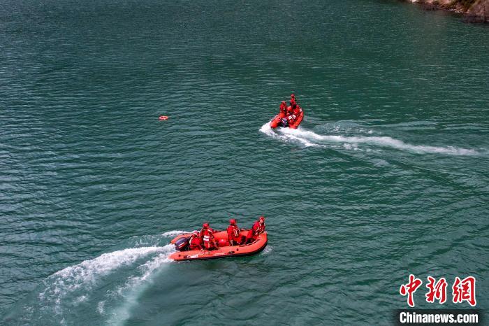 消防員操作舟艇進(jìn)行s型繞標(biāo)?！『罱?攝