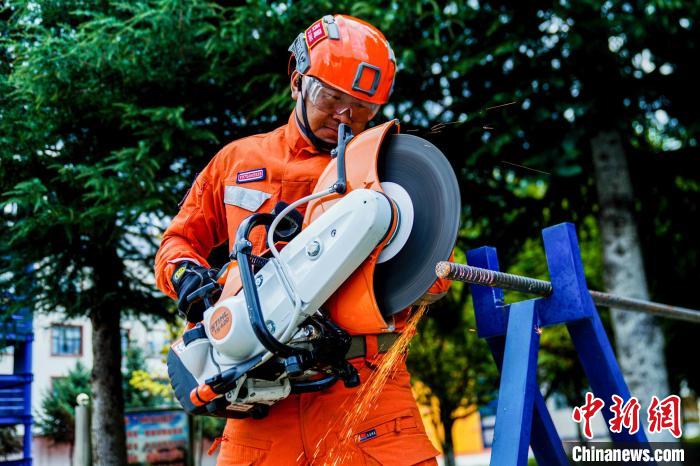 西藏林芝森林消防年度綜合救援技能大練兵活動(dòng)現(xiàn)場(chǎng)?！『罱?攝