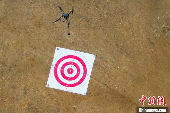 圖為消防員利用無人機(jī)空投滅火彈?！钣例?攝