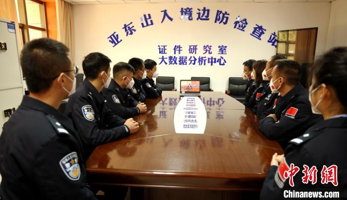 圖為西藏亞?wèn)|出入境邊防檢查站組織民警收看二十大開(kāi)幕會(huì)直播。　亞?wèn)|出入境邊防檢查站供圖
