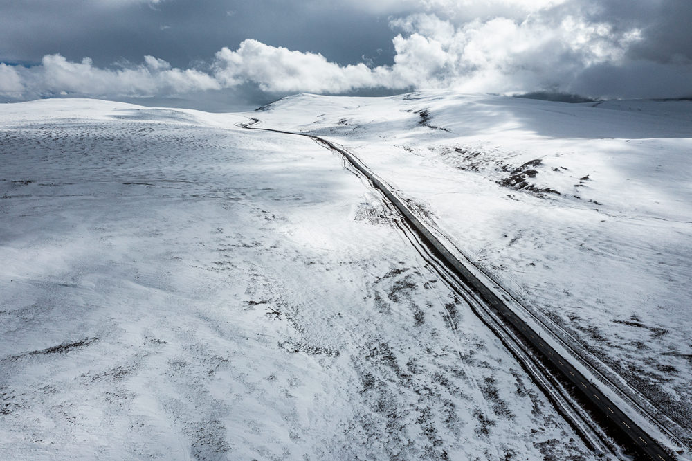 西藏阿里地區(qū)改則縣迎來(lái)初雪，銀裝素裹，美如畫卷。