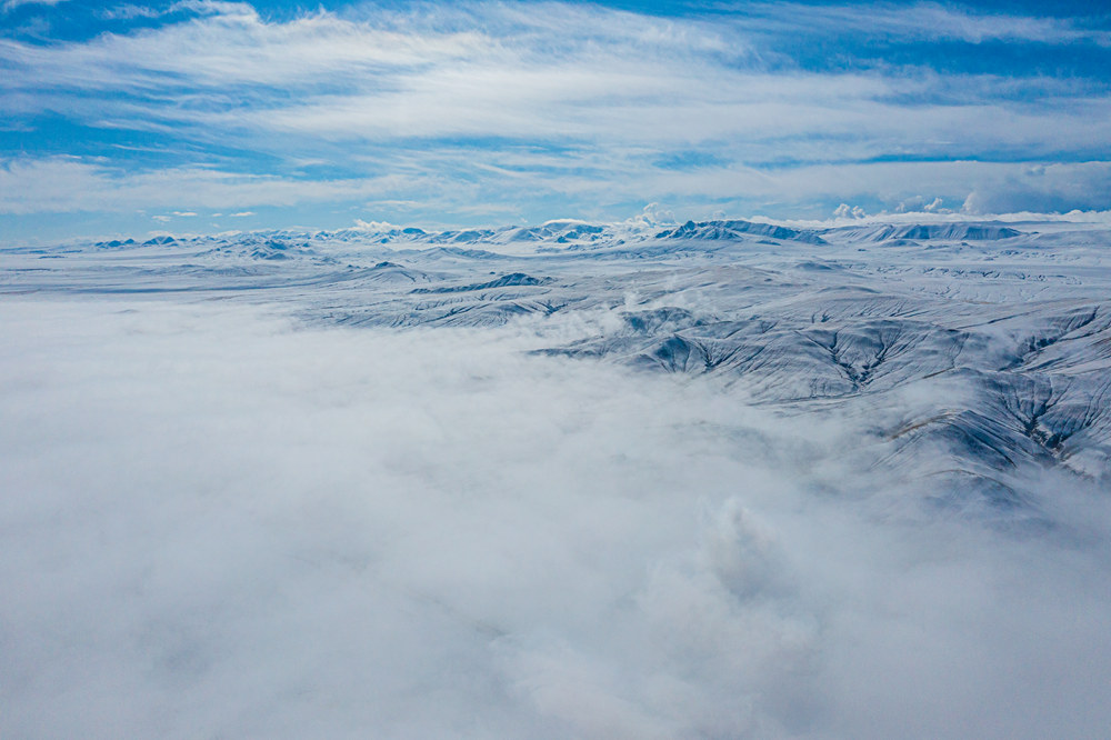 西藏阿里地區(qū)改則縣迎來(lái)初雪，銀裝素裹，美如畫卷。