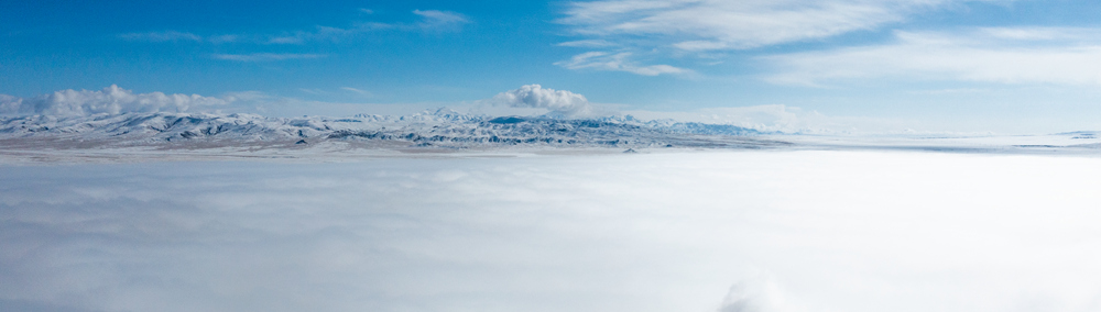 西藏阿里地區(qū)改則縣迎來(lái)初雪，銀裝素裹，美如畫卷。