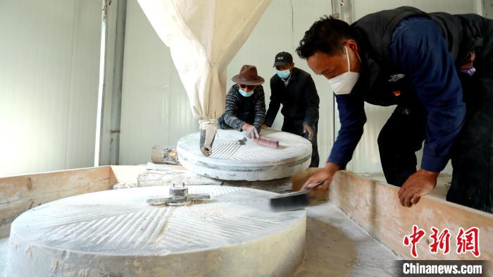 圖為合作社負(fù)責(zé)人完成糌粑加工后清掃水磨設(shè)施?！〖卫杩h融媒體中心供圖