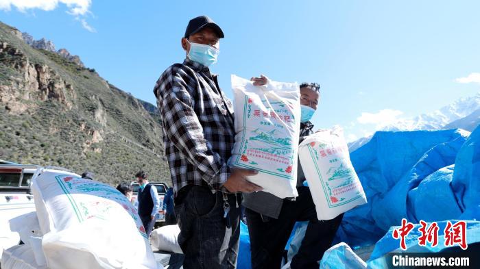 圖為合作社加工完成的優(yōu)質(zhì)糌粑?！〖卫杩h融媒體中心供圖