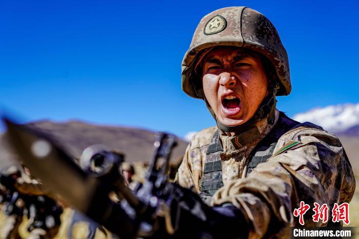 官兵正在進(jìn)行刺殺操訓(xùn)練?！∥鞑厣侥宪姺謪^(qū)某團(tuán)供圖