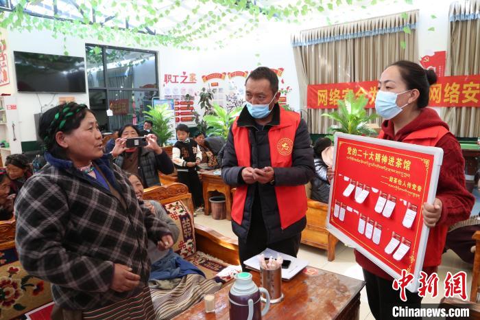 圖為瓊結(jié)縣村民參與問答?！愔闈扇?攝