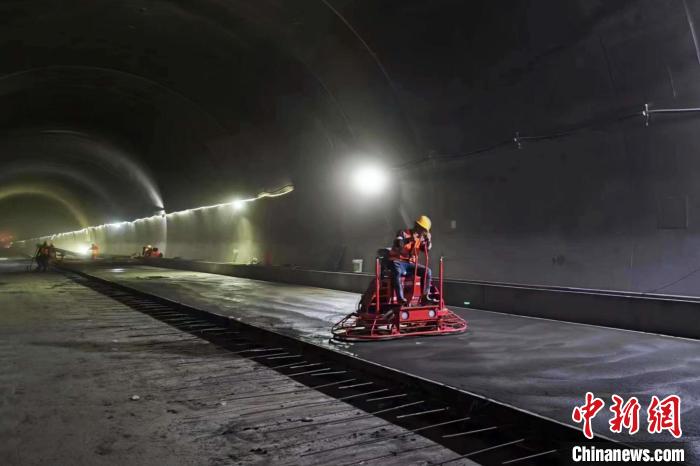 圖為隧道施工現(xiàn)場(chǎng)?！∥鞑刈灾螀^(qū)交通運(yùn)輸廳 供圖