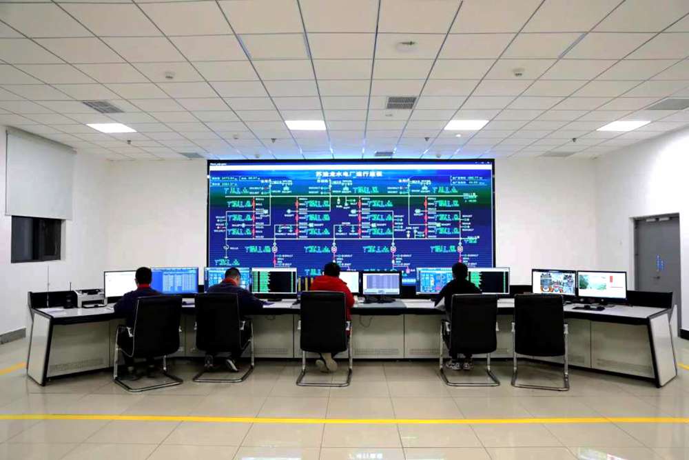 對(duì)大壩填筑碾壓進(jìn)行實(shí)時(shí)全過(guò)程監(jiān)控。吳雛音 攝