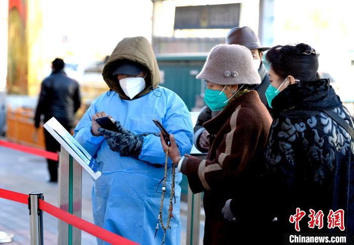 12月7日，拉薩市民掃碼進(jìn)入銀行辦理業(yè)務(wù)?！±盍?攝