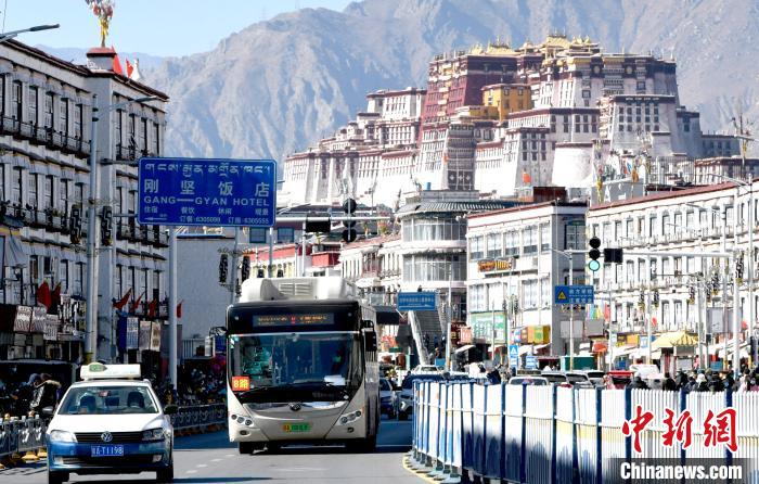 12月7日，一輛公交車(chē)從拉薩市城關(guān)區(qū)北京東路駛過(guò)?！±盍?攝