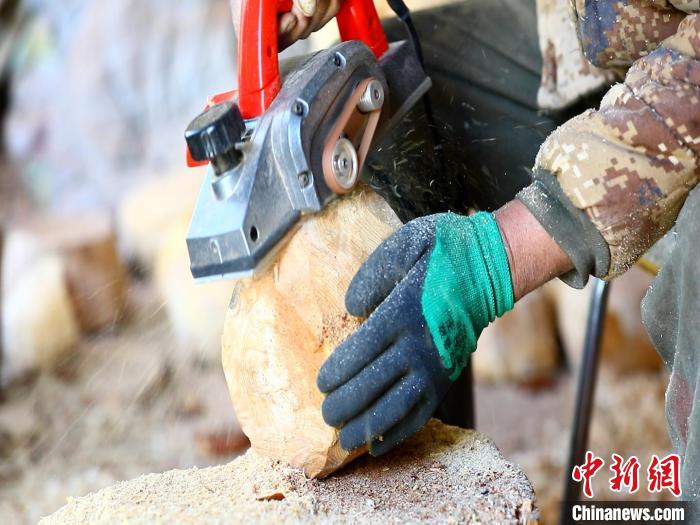 圖為手工藝人正在制作木碗。　德吉 　攝