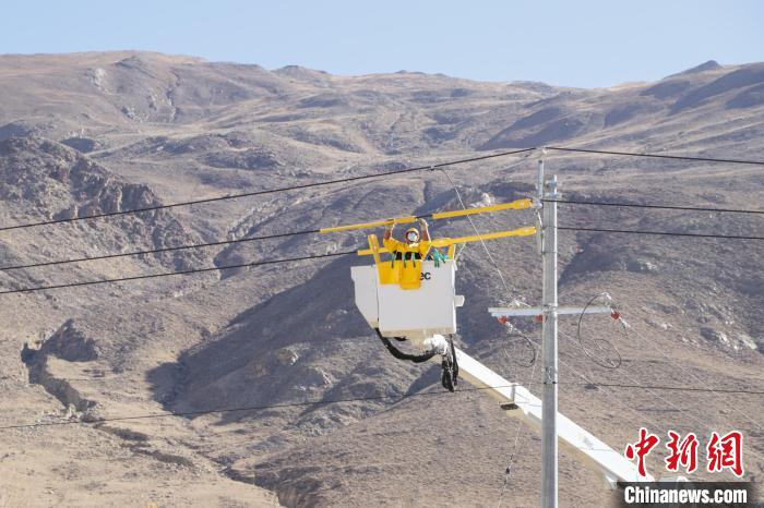 圖為11月9日，國網(wǎng)山南供電公司工作人員進行搭火工作?！「裆?攝